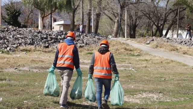 El municipio continúa con la limpieza de las costas del Lago San Roque