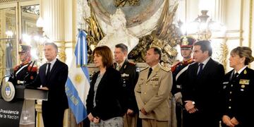 El presidente Mauricio Macri encabezó hoy un homenaje a los integrantes de las cuatro fuerzas de seguridad nacionales que perdieron sus vidas en actos de servicio, en el Salón Blanco de la Casa Rosada, donde entregó distinciones a los familiares de los efectivos fallecidos\u002E El Jefe de Estado estuvo acompañado por la ministra de Seguridad, Patricia Bullrich, y por los encargados de las fuerzas federales\u002E