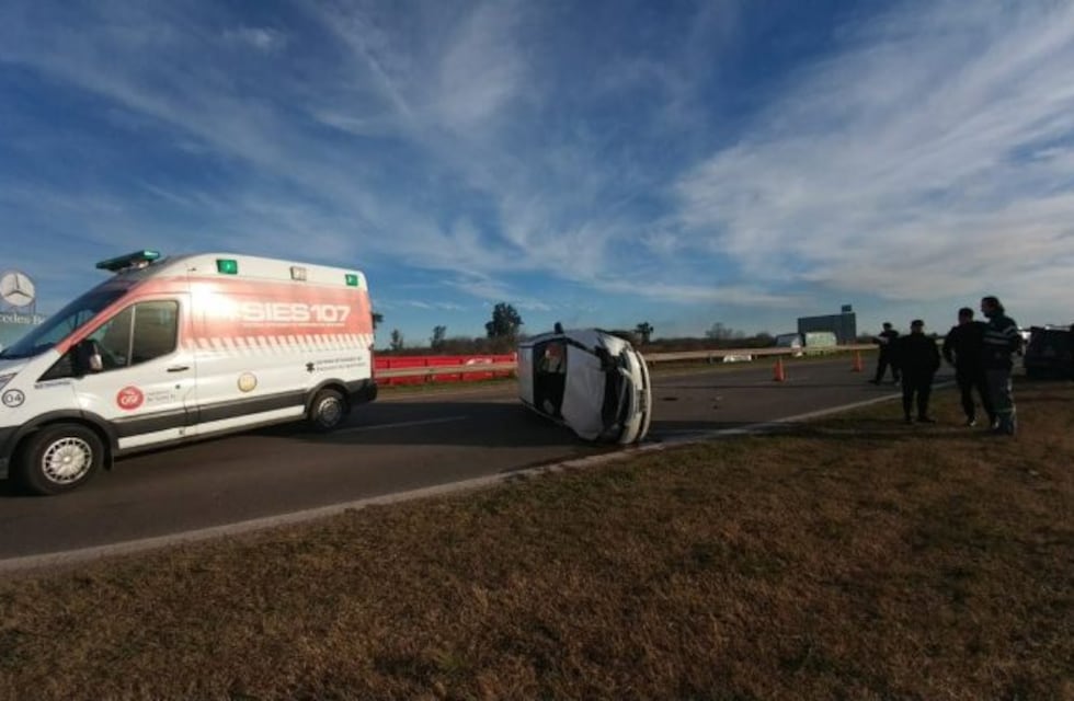 La autopista Rosario-Córdoba quedó cortada debido al vuelco de un automóvil