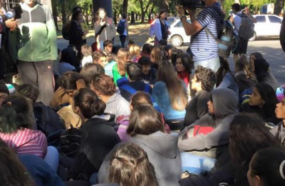 Se cayó una lámpara mientras estaban en clase y reclaman por tres alumnos heridos