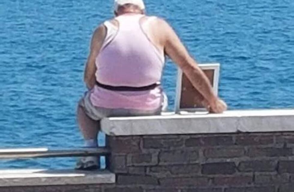 La historia del abuelo que lleva todos los días la foto de su mujer a ver el mar