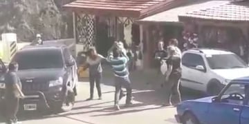 El conductor de la camioneta se pelea con otro\u002E