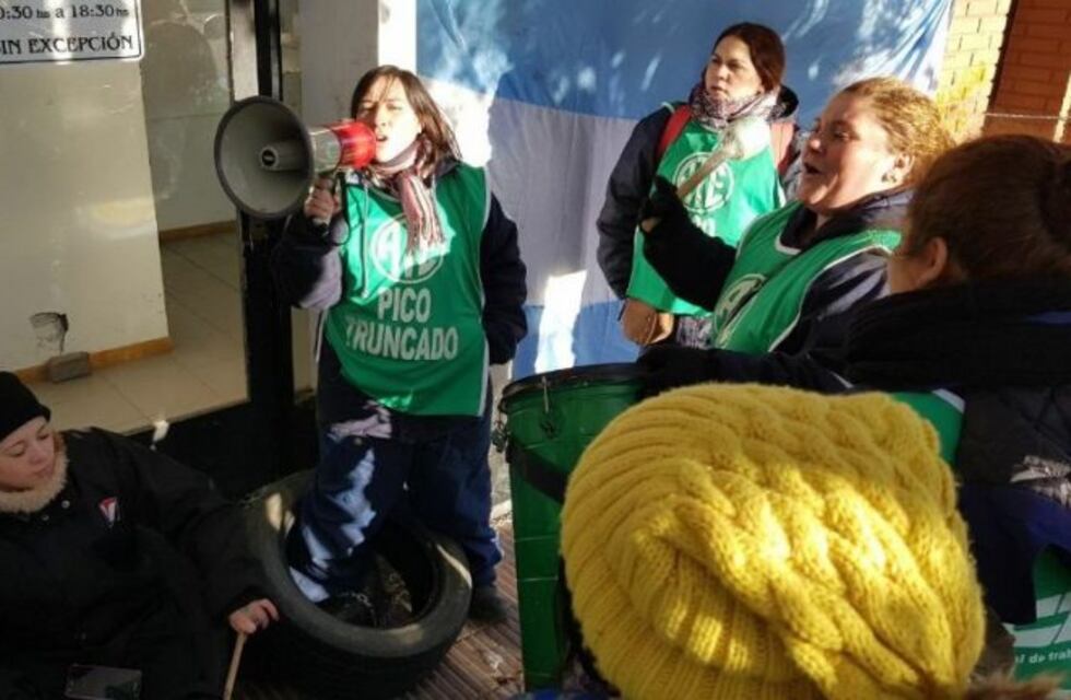 Reclamo de trabajadores en edificio del Concejo Provincial de Educación