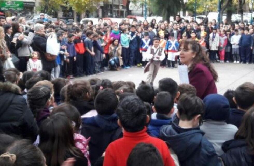 Colegio Normal: el acto del 25 lo hicieron en la plaza por otra amenaza de bomba