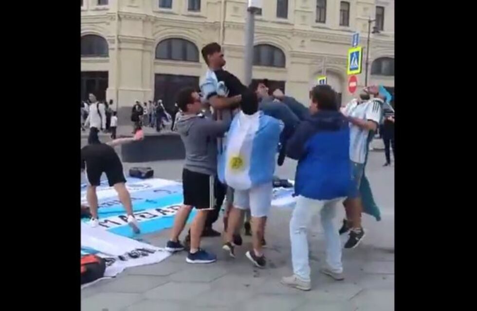 Viveza criolla: hinchas argentinos en Rusia hacen pogo a cambio de dinero