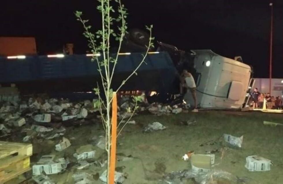 Volcó un camión que transportaba vino y le robaron toda la carga