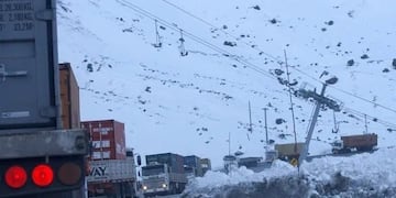 Intensifican los controles a los camioneros cuando cierra el paso internacional hacia Chile\u002E