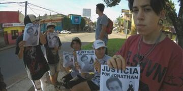 Familiares, amigos y compañeros de Jonathan Ramírez marcharon por Posadas para pedir justicia\u002E (Foto: El Territorio)\u002E