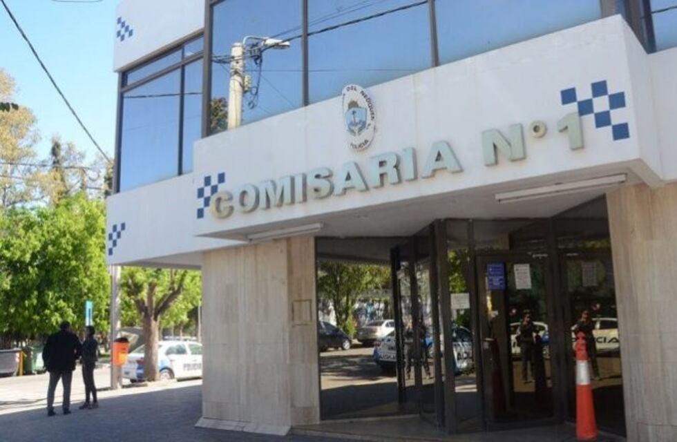 Motochorro intentó asaltar a dos jóvenes y terminó linchado en pleno centro neuquino