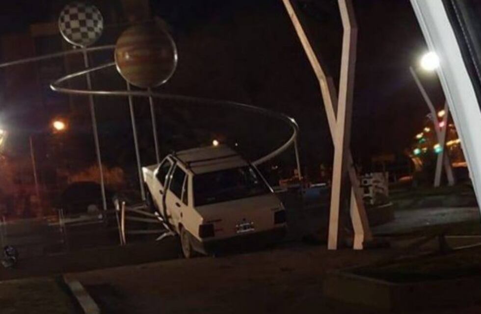 Un conductor perdió el control y quedó arriba de una fuente en Neuquén