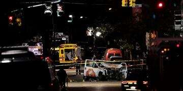 Autoridades investigan la escena de un crimen donde un hombre condujo una camioneta por la vía de bicicletas hoy, martes 31 de octubre de 2017, en Nueva York (EE\u002EUU\u002E)\u002E (EFE)
