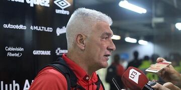 Omar De Felippe dejó de ser el entrenador de Newell's\u002E (Archivo)