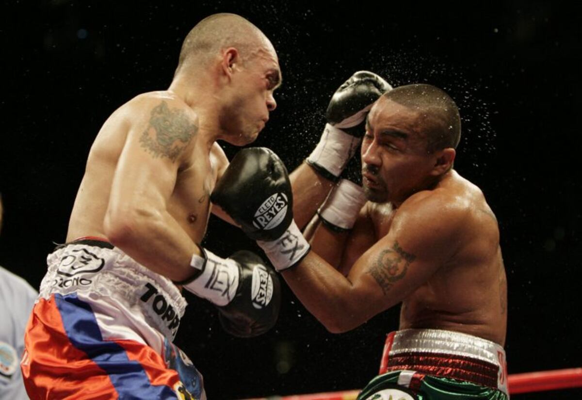 WBO Latino Junior Lightweight Boxing - Rocky Juarez, right, exchanges blows with Jorge Barrios, of Argentina, in the second HIENA BARRIOS round during a WBO Latino Junior Lightweight title boxing fight on Saturday, Sept\u002E 6, 2008, in Houston\u002E Juarez won by TKO in the eleventh round\u002E (AP Photo/Houston Chronicle, Julio Cortez) ** MANDATORY CREDIT ** houston eeuu Rocky Juarez Jorge Barrios boxeo pelea categoria organizacion mundial de boxeo superpluma boxeo boxeador pelea once round