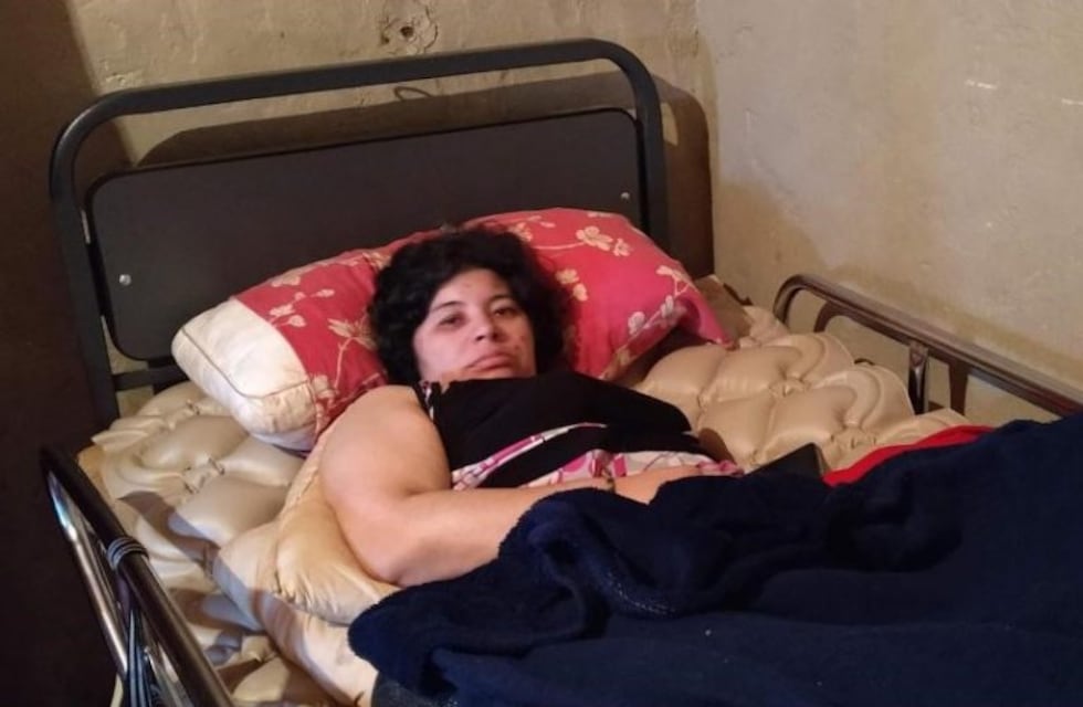 Una mujer quedó postrada por un ACV y pide ayuda para sobrevivir