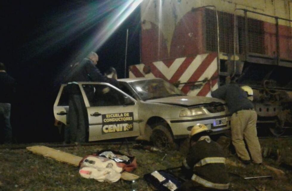Un tren chocó y arrastró sobre las vías al auto de una escuela de conductores