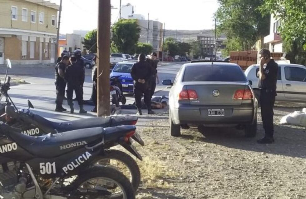 Dos dominicanos detenidos con cocaína y un arma