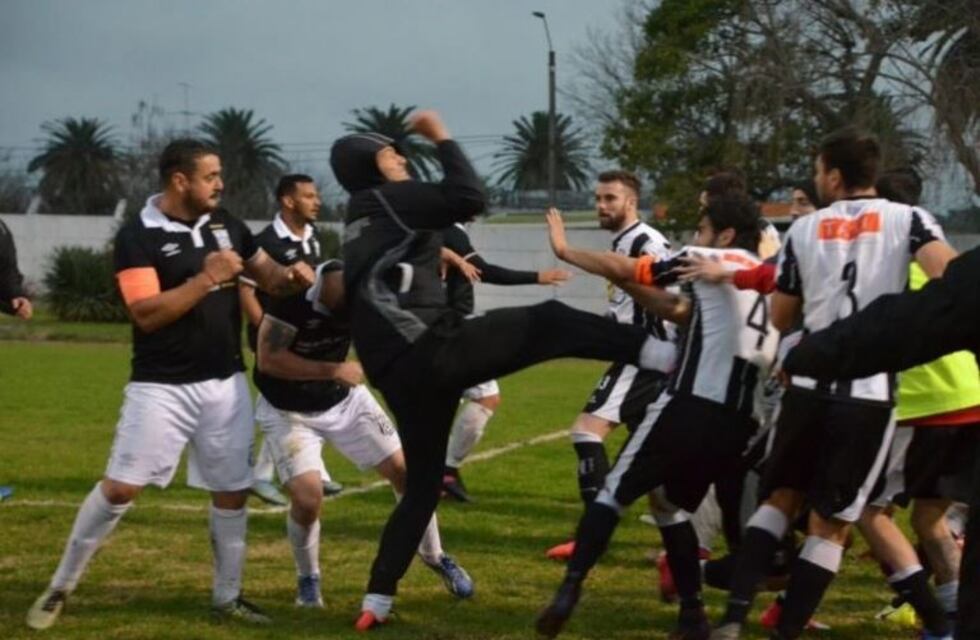 ¡Malos perdedores! Salvaje batalla entre futbolistas uruguayos al término de un partido
