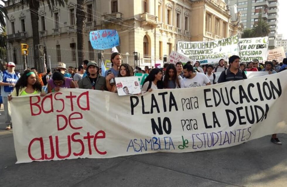 Multitudinaria marcha por la educación en Jujuy
