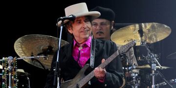 ARCHIVO - El cantante estadounidense Bob Dylan, el 29/10/2016 durante una actuaciu00f3n en Londres, Reino Unido. La Academia Sueca informu00f3 el 29/03/2017 que el artista recogeru00e1 este fin de semana la medalla y el diploma del Premio Nobel de Literatura que ganu00f3 en 2016. rn(Vinculado al texto de dpa