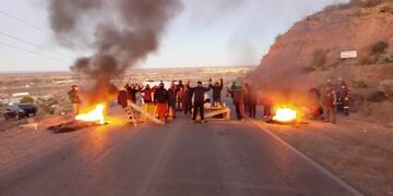 Vecinos de pequeño que murió en el incendio cortaron la Autovía Norte en Neuquén (Foto: Gentileza)