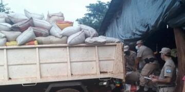 Buscaban cigarrillos de contrabando y encontraron kilos de soja\u002E