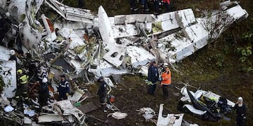 Así quedó el avión de LaMia que trasladaba a la delegación del Chapecoense rumbo a Medellín\u002E / AFP PHOTO / Raul ARBOLEDA