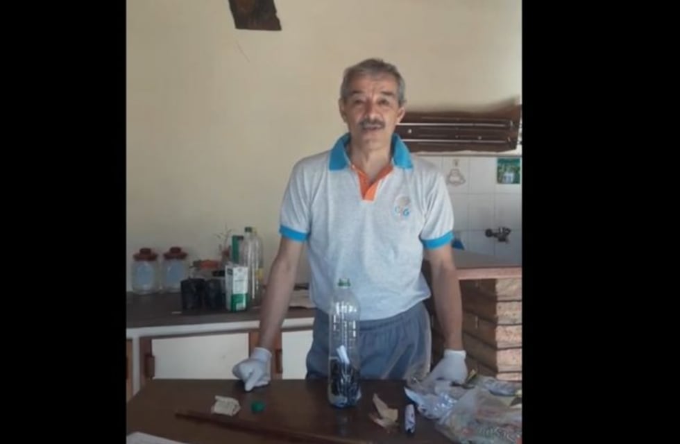 Arroyito: un profesor de una Escuela Especial explica como fabricar eco ladrillos en casa