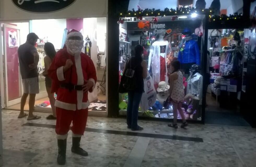 Papá Noel visitó a los niños en el centro bahiense
