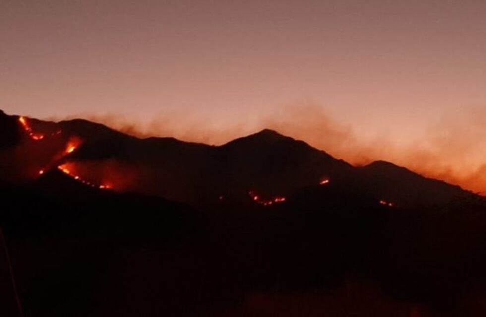 Volvió a rotar el viento y ahora el fuego desciende hacia la autopista 25 de mayo
