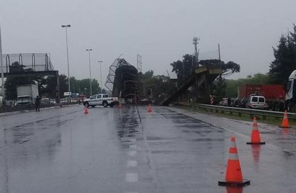 Un camión chocó y derribó un puente peatonal sobre la autopista la Riccheri