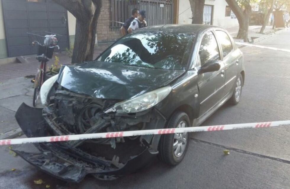 Volcó un auto, su conductor escapó y dejó en el vehículo 100 kilos de marihuana