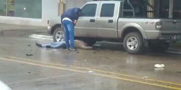 La imagen de la que todos hablaron\u002E El conductor de la camioneta insultando al motociclista herido que luego fallecería\u002E (Diario Norte)\u002E