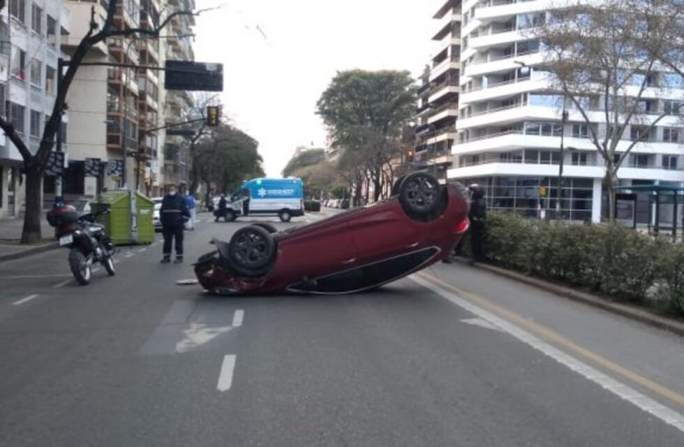 Automóvil volcó al amanecer en el macrocentro y cortaron Avenida Pellegrini