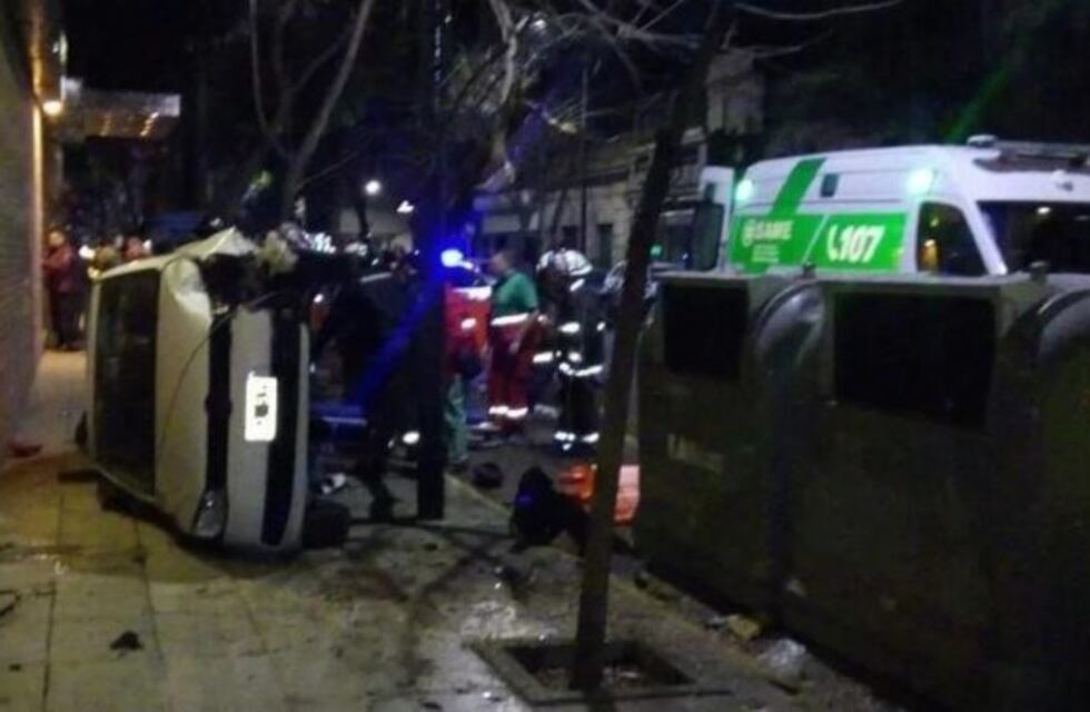 Palermo: intentó conducir alcoholizado y volcó su auto a los 20 metros