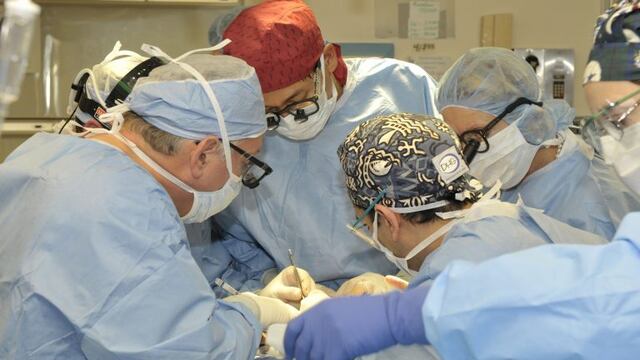 Face Transplant -  In this undated   photo from the Cleveland Clinic, the transplant team performs the first face transplant surgery in the U.S. on patient Connie Culp. The 46-year-old mother of two lost most of the midsection of her face to a gunshot in 2004. The initial surgery by the Cleveland Clinic team took place in December 2008.  (AP Photo/Cleveland Clinic-HO) eeuu Connie Culp eeuu mujer transplante cara luego de recibir un disparo en la cara transplante de cara rostro durante la operacion en el quirofano