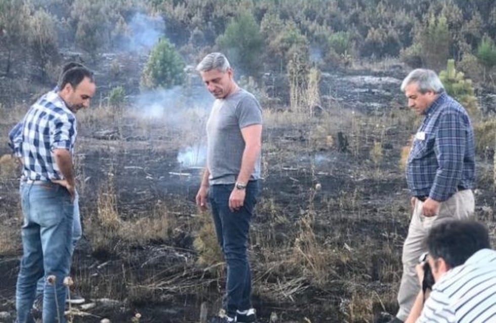 El gobernador estuvo en la zona de los incendios de la cordillera