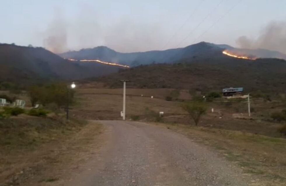 Continúa un fuerte operativo para sofocar un incendio en La Calderilla
