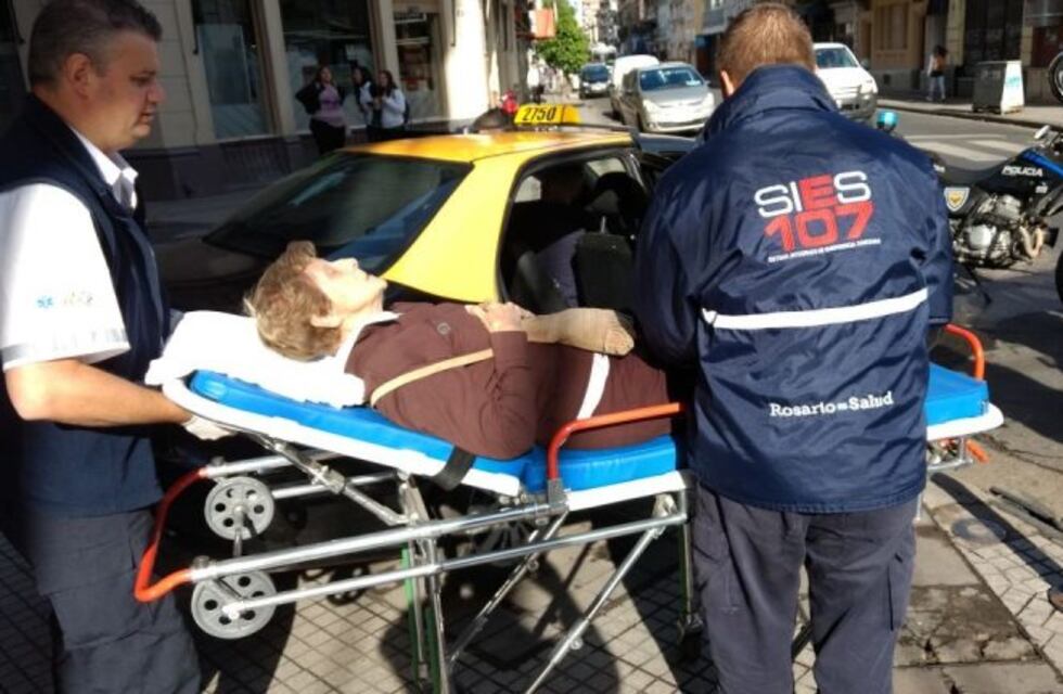 Un choque entre un taxi y un auto particular dejó como saldo una anciana herida