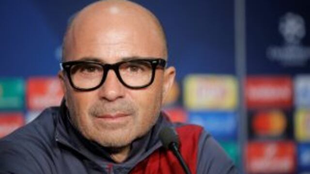 Sevilla's head coach Jorge Sampaoli looks on during a press conference in Decines, near Lyon, central France, Tuesday, Dec. 6, 2016. (AP Photo/Laurent Cipriani) francia Jorge Sampaoli director tecnico del equipo sevilla futbol conferencia de prensa
