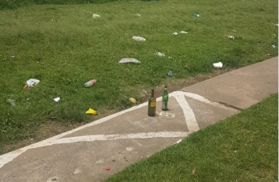 Basura, vidrios rotos y descontrol en el Parque de las Colectividades