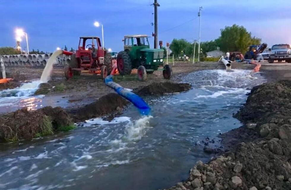 Leones: siguen los trabajos para retirar el agua de las zonas afectadas