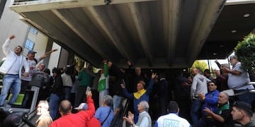 Allanaron el sindicato de Camioneros\u002E (Rolando Andrade)