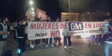 Protesta de trabajadores suspendidos en la planta de General Motors de Alvear.