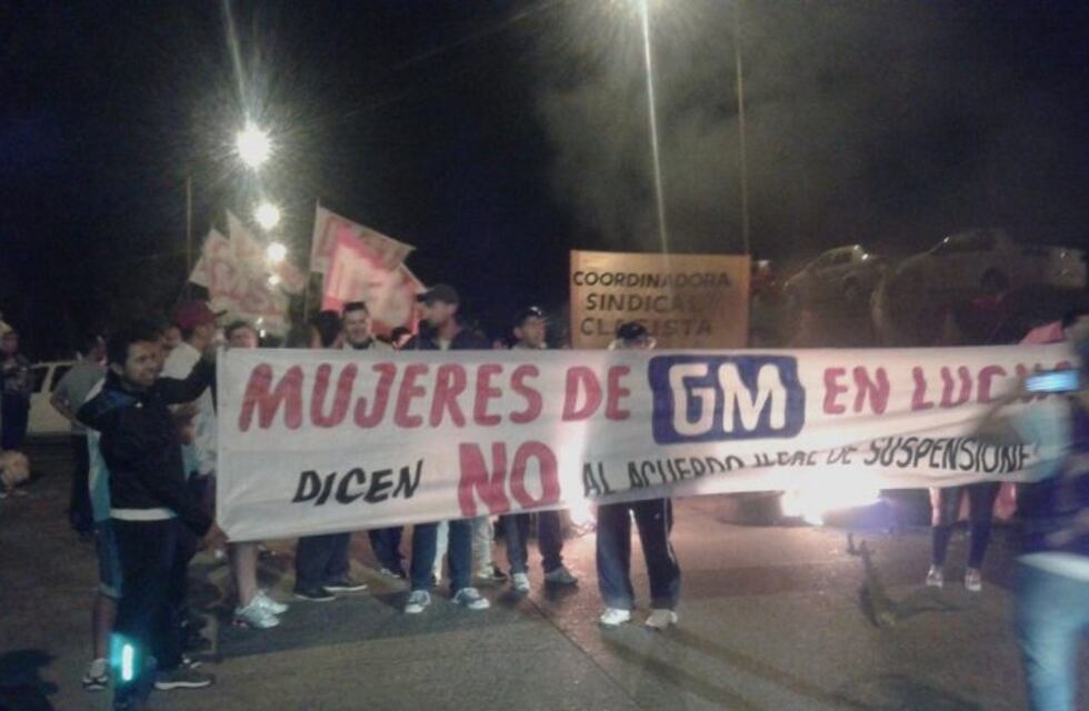 Trabajadores de General Motors protestaban cerca de la autopista Rosario-Buenos Aires