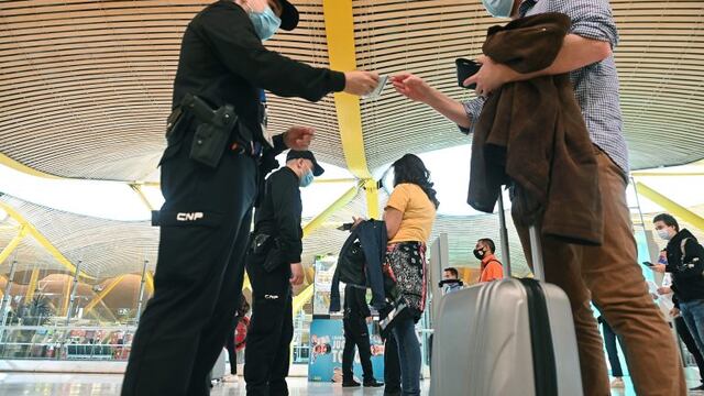 Agentes de la Policía Nacional controlan el acceso a la T-4 del Aeropuerto Adolfo Suárez Madrid-Barajas. EFE/Fernando Villar