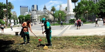 Tareas de limpieza en Plaza de Mayo (crédito: Luciano Thieberger)