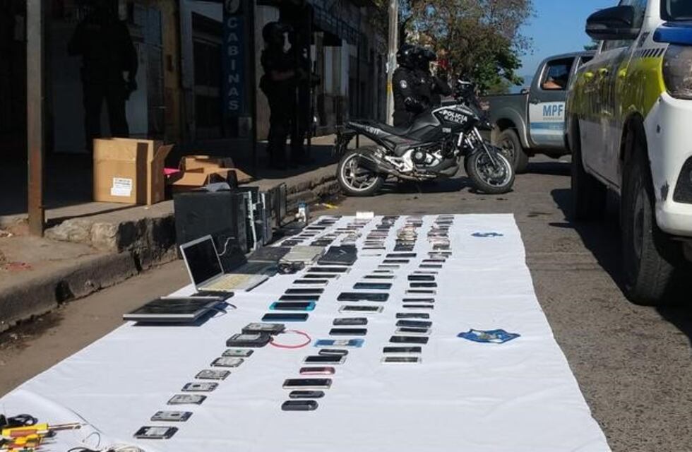 Megaoperativo: secuestraron más de 100 celulares, dinero y dos autos