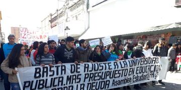 Universitarios jujeños marcharon contra el ajuste presupuestario de la casa de altos estudios