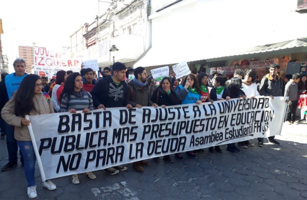Universitarios jujeños marcharon en contra de los recortes presupuestarios