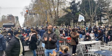 Armaron un restaurante a cielo abierto frente al Municipio para pedir la reapertura de locales gastronómicos (Foto: FB Uthgra Mar del Plata)